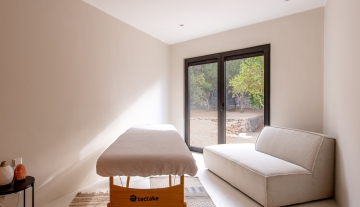 Resa estates Geraldine te koop finca noorden north ibiza sale bathroom smaller room.jpg